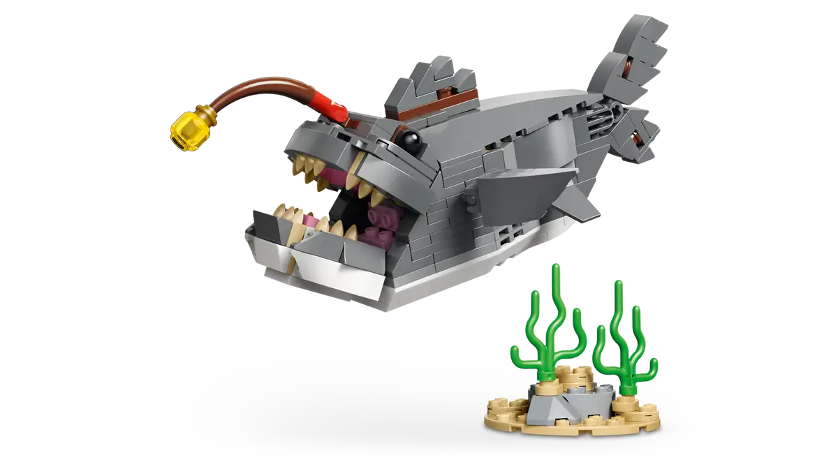 LEGO Creator: Fierce Shark with a Treasure Chest