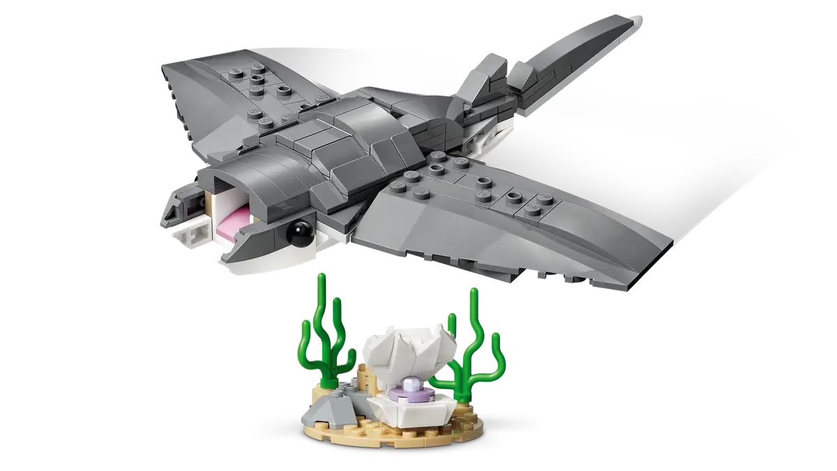 LEGO Creator: Fierce Shark with a Treasure Chest
