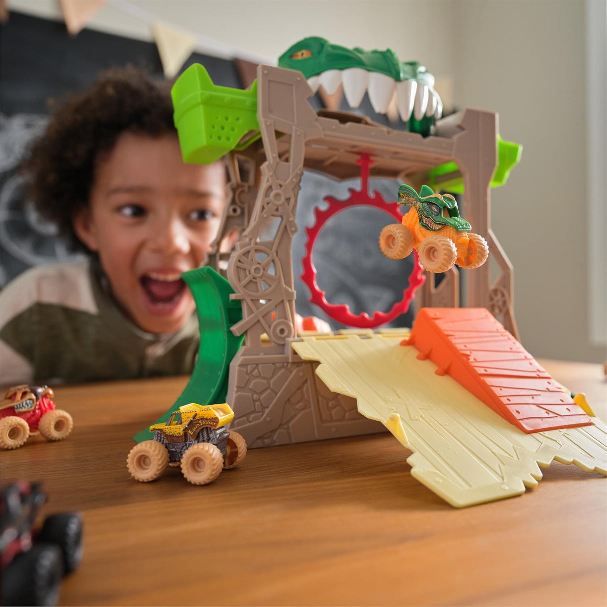 Monster Jam, Dragon Dungeon of Doom Playset, Mini Jams